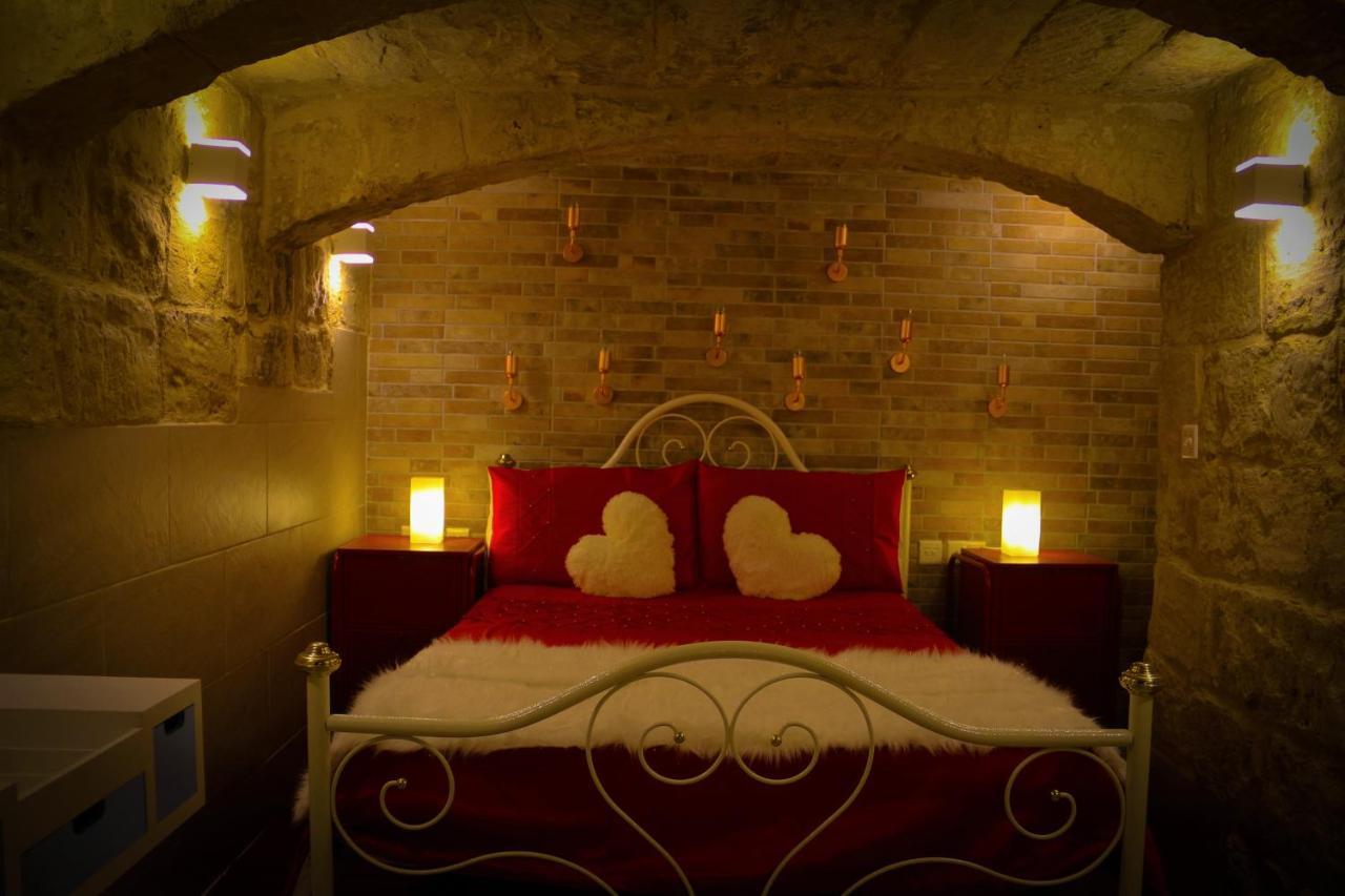 Malta'S Naughtiest Cabaret Apartment Ил-Фурияна Екстериор снимка