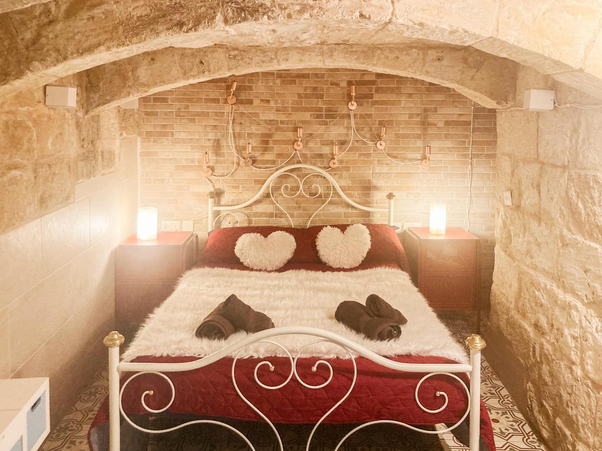 Malta'S Naughtiest Cabaret Apartment Ил-Фурияна Екстериор снимка