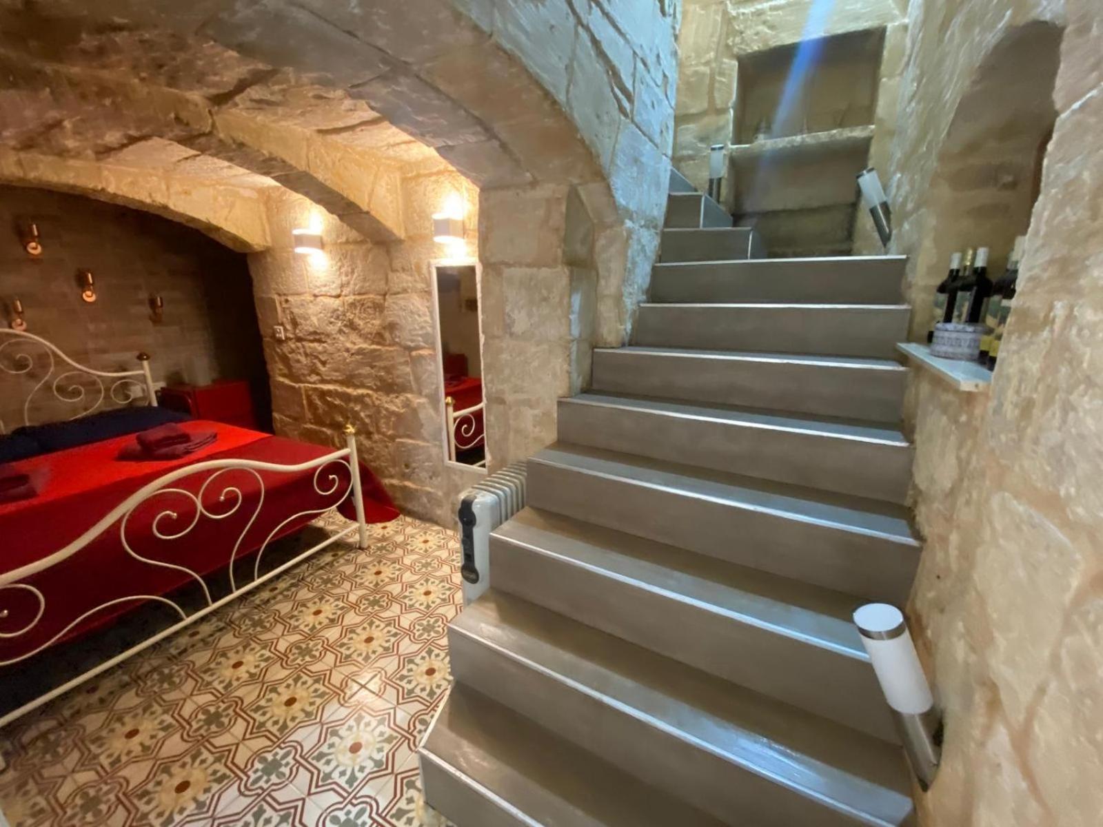 Malta'S Naughtiest Cabaret Apartment Ил-Фурияна Екстериор снимка