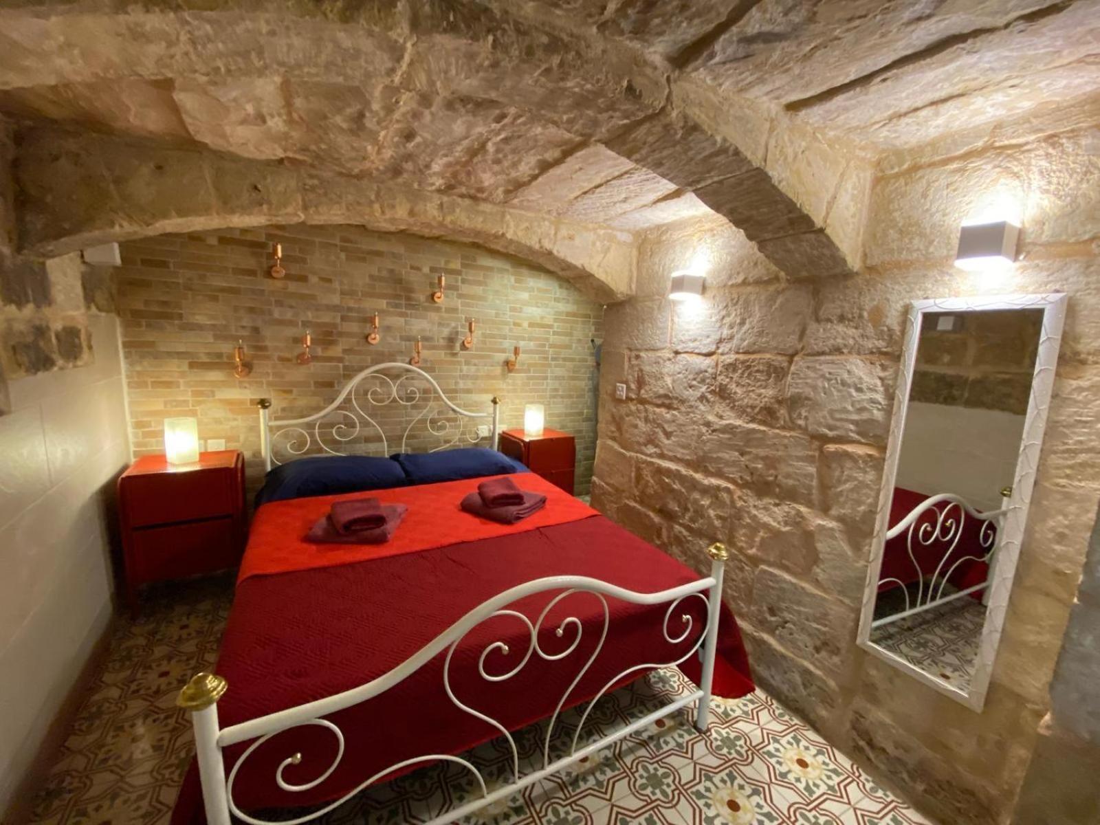 Malta'S Naughtiest Cabaret Apartment Ил-Фурияна Екстериор снимка